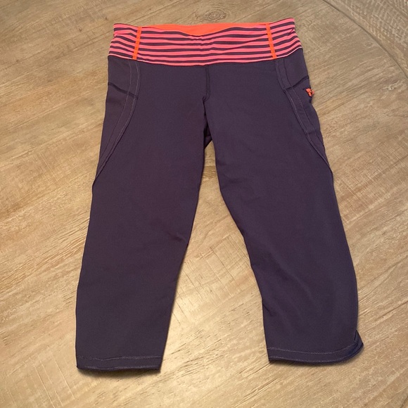 Lululemon 19” crop in Navy. Size 6 - Picture 1 of 13